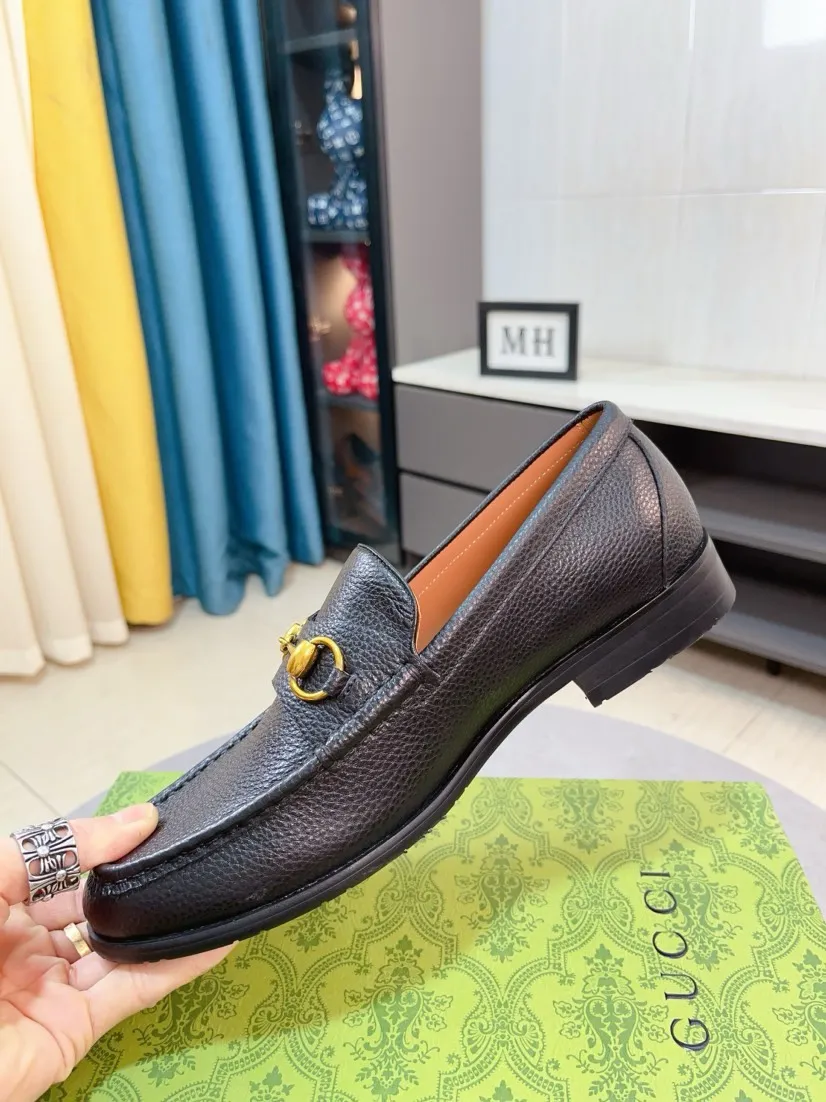 Men's shoes 💰500🌹🌹Niuli [GUCCI Gucci] A new style of formal men's leather shoes is coming~ The original quality upper is made of patent leather imported from Italy, the leather is soft and delicate, comfortable and soft first-layer cowhide lining, rubber wear-resistant outsole, the shoe shape is dignified and domineering, and the luxury charm cannot be concealed! The natural and free nouveau riche leads the trend. Code number: 38-44
